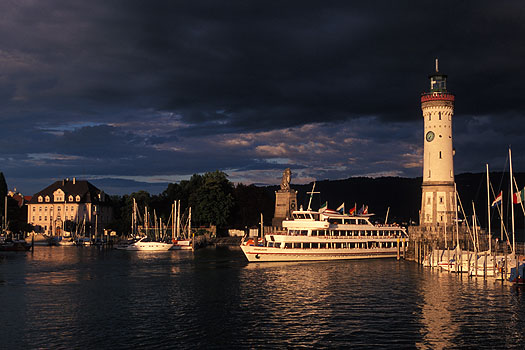 Lindau - Hafeneinfahrt mit Schiff der weißen Flotte