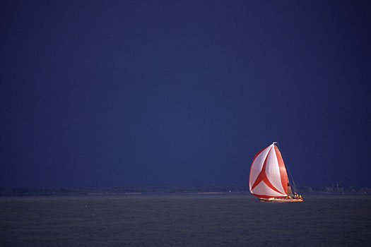 Wasserburg - Segelboot und Regenfront