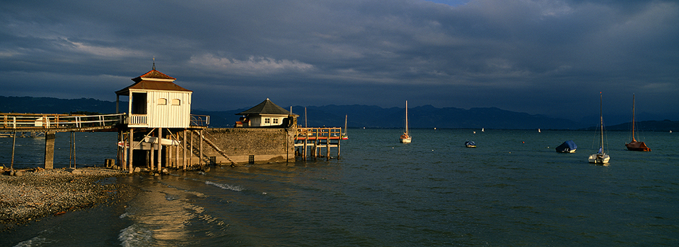 Wasserburg - Badehaus im Abendlicht