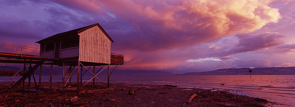 Wasserburg - Badehaus mit roter Wolke