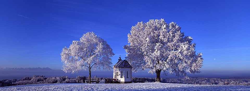 Weißensberg - Kapelle mit Reif, Vollmond und Sonne